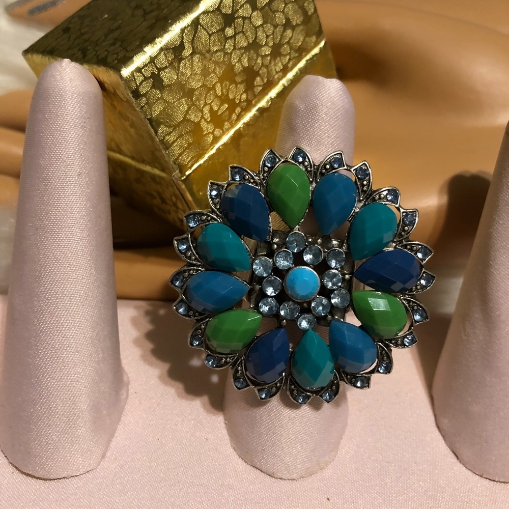 Beautiful Blue Tone Stretch Ring!!!